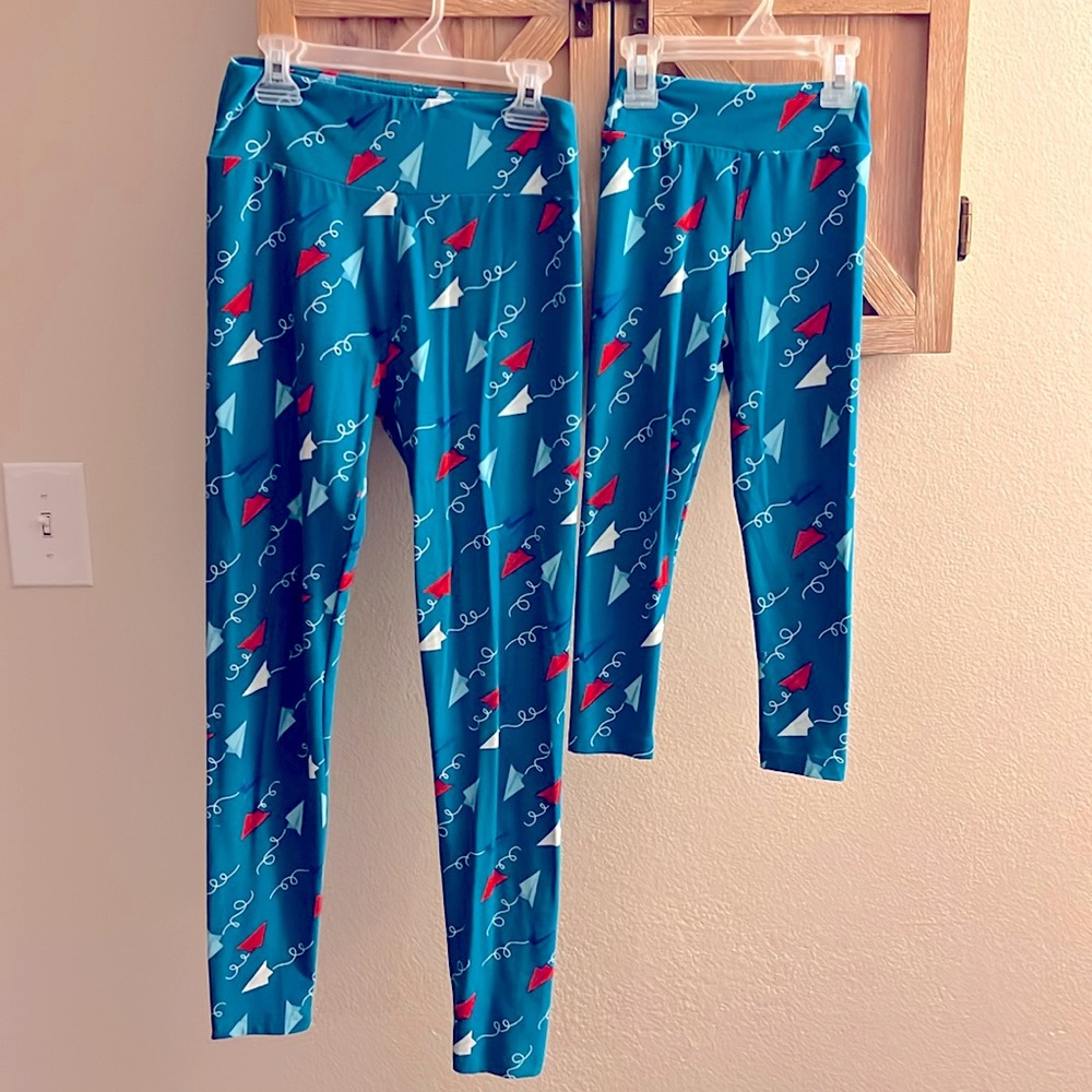 ❤️3/25 Mommy Me Set OS Kids Small Paper Airplanes Teal Blue, Red, White Leggings